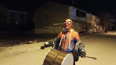 Örümcek adamlar davul zurna çalıp manilerle sahura kaldırdı
