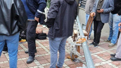 Sokak ortasında beklenmedik olay: Üzerine elektrik direği devrildi