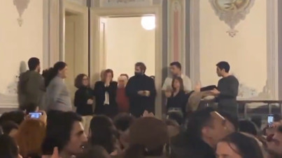 Bir gecede lise mezununa dönüşmüştü: Galatasaray Üniversitesi öğrencileri, hocalarını yalnız bırakmadı