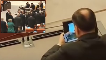 Sosyal medyaya 'koz verdi': Meclis'te gerilim tırmanırken tek başına oturup batak oynadı