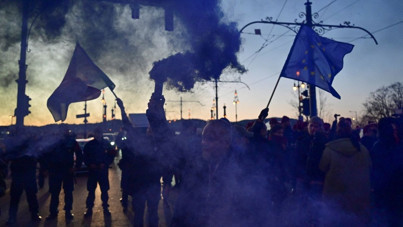 AB ülkesindeki LGBTİ+ yasağı protesto edildi, vali protestoculara destek çıktı