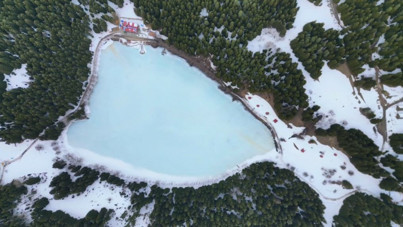 Kalp şeklindeki Karagöl, kışın son günlerinde kartpostallık görüntüler sunuyor