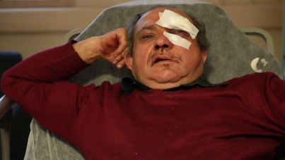 Sağlık merkezinin önünde oturan doktoru dövdüler
