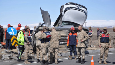 Araçlar birbirine yapıştı: Ölü ve yaralılar var