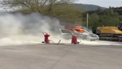 Benzinlikteki otomobil alev aldı