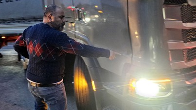Motosiklet iki TIR'a çarptı: 1 ölü