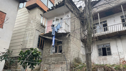Çamaşır asmak için çıktığı balkon çöktü