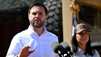 Eşi geliyor diye protesto ediyorlardı, ABD el yükseltti
