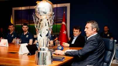 Fenerbahçe, kupayı Ali Koç'a götürdü