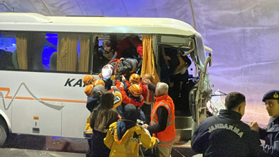 Yolcu midibüsü TIR'a çarptı