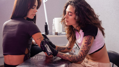Dövme yaptıranlar dikkat! Kanser riskini artırıyormuş