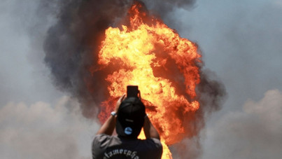 Malezya'da boru hattı patladı, şehir alevlere teslim oldu