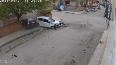 Otomobiller çarpıştı küçük çocuk camdan fırladı