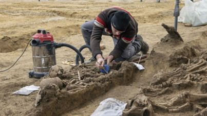 Futbol sahasında ilk asırdan kalma toplu mezar bulundu