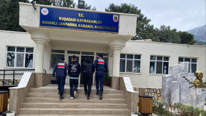 Yunanistan'a yüzerek geçmeye çalışırken yakalandılar