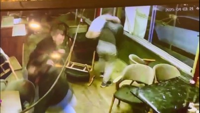 'Sessiz olun' dedi, başına gelmeyen kalmadı: 'Adam boksör'