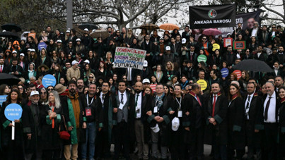 Avukatlar cübbelerini giydi, 'savunma' için yürüdü