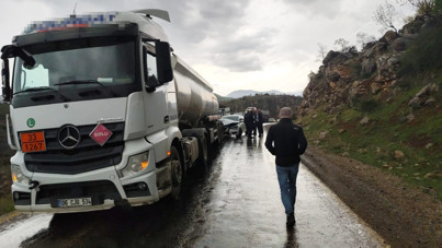 Otomobil, akaryakıt tankerine çarptı: 2'si çocuk 4 yaralı