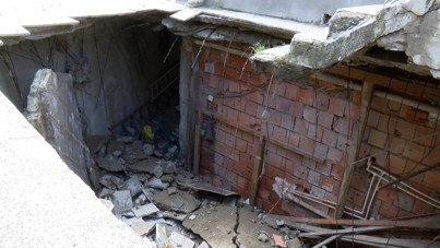 Dört katlı binanın zemini çöktü