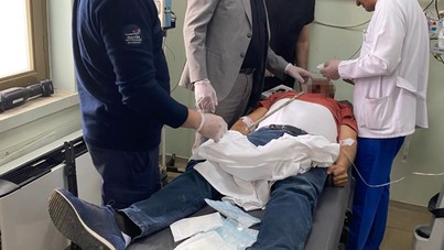 Düşen işçinin yüzüne demir saplandı