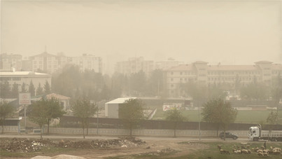 Toz taşınımı hayatı felç etti: Göz gözü görmüyor