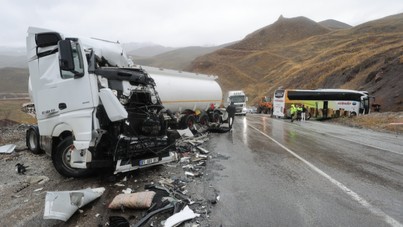Hakkari'de tankerle-otobüs çarpıştı, faciadan dönüldü