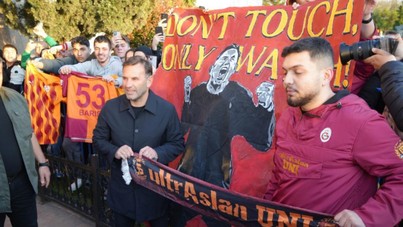 Okan Buruk, Acun Ilıcalı-Osimhen pankartı önünde poz verdi