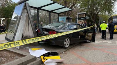 Otobüs beklerken yaralandılar