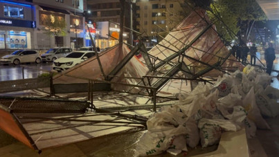 Şiddetli rüzgar iskeleyi devirdi, 3 araç zarar gördü
