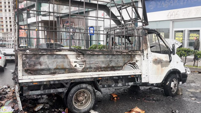 Beylikdüzü'nde seyir halindeki kamyonet alev aldı