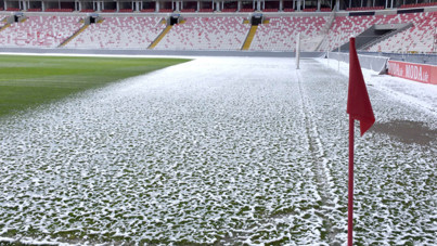 Sivas-Fenerbahçe maçının stadı karla kaplandı: Hava -14!