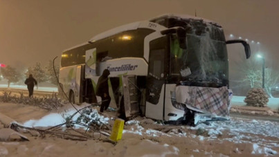 Yolcu otobüsü aydınlatma direğine çarptı: 2 yaralı