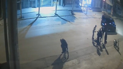 Babasının gözlerinin önünde kızını bıçakladı