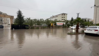 Nusaybin’de sağanak: Cadde ve sokaklar göle döndü