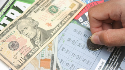 2 milyonda bir ihtimali tutturdu: Bir evsiz kazı kazanla milyoner oldu