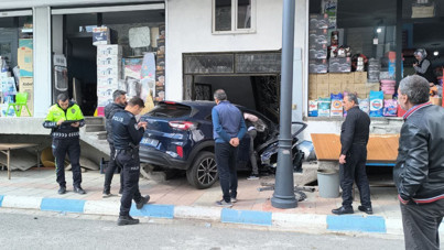 Kontrolden çıkan otomobil binaya girdi