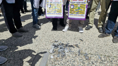 Öfke büyüyor: Elektrik faturalarını yaktılar