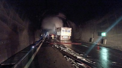 Tünelde korku dolu anlar: TIR alev aldı, ulaşım aksadı