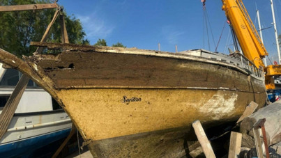 2 yıldır yarı batık haldeki tekne vinçle çıkarıldı