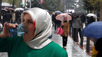 30 yıldır yağmur suyunu içiyor! Uzmanlar uyardı, o ise direniyor