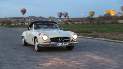 Kapadokya'da nostaljik rüzgarı: Klasik otomobiller peribacaları arasında yarıştı