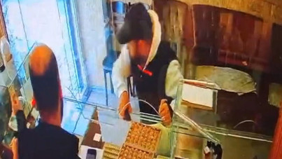 570 bin TL'lik altını alıp koşmaya başladı