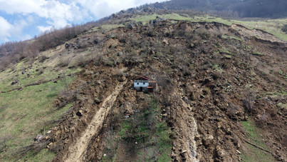 Sisler arasında heyelan: Siren sesi faciayı önledi