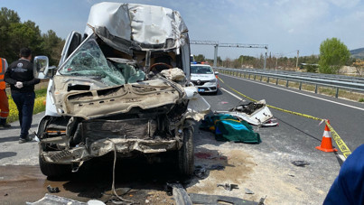 TIR'a çarpan minibüsün sürücüsü öldü