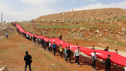 105 çocuk, 105 metrelik bayrakla Cudi Dağı’na yürüdü