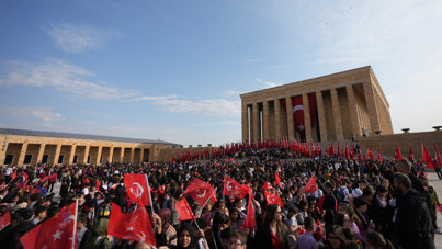 Çocuklar Ata'nın huzurunda