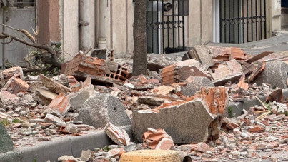 Depremde çatısı yıkılan bina tahliye edildi