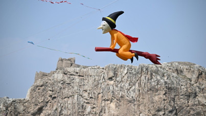 Uçurtmalar gökyüzünü süsledi: Van’da 23 Nisan’a renkli kutlama