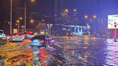 Adana'yı sağanak vurdu: Caddeler göle döndü