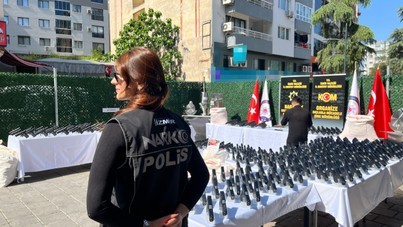 İzmir'de ev baskınları: Yüzlerce silah ele geçirildi